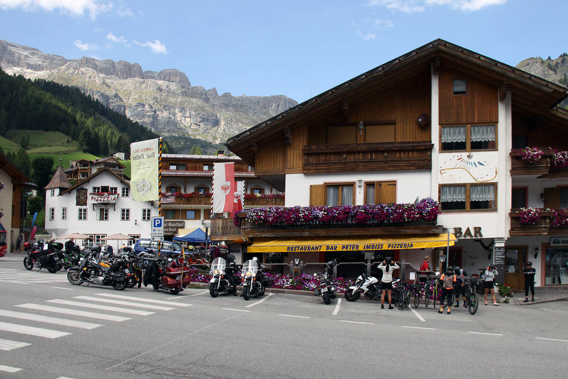 Motorradfahrer in Arabba Dolomiten