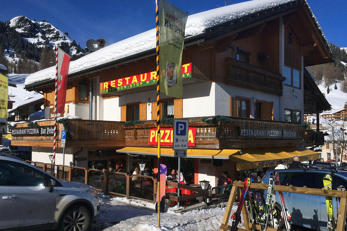 Restaurant mit Sonnenterrasse in Arabba Sellaronda im Winter